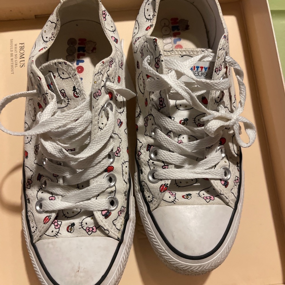 Converse hello kitty